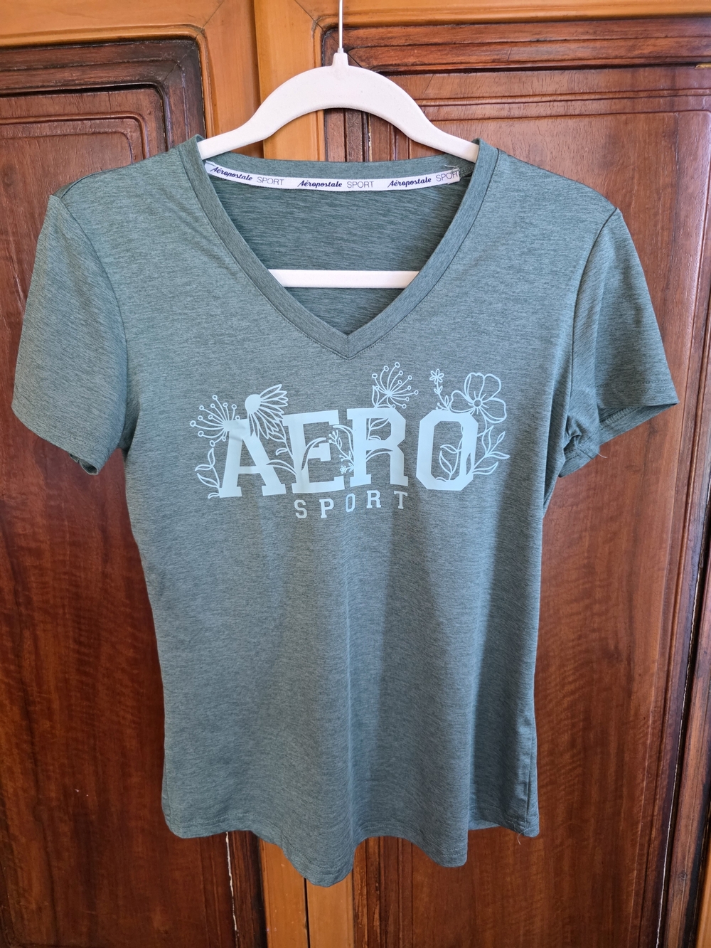 Aeropostale Sport Women's V-Neck Graphic Tee in Heather Green Size S